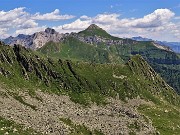 61 Mi abbasso a vista per pratoni pietrosi per agganciare il sent. 101 